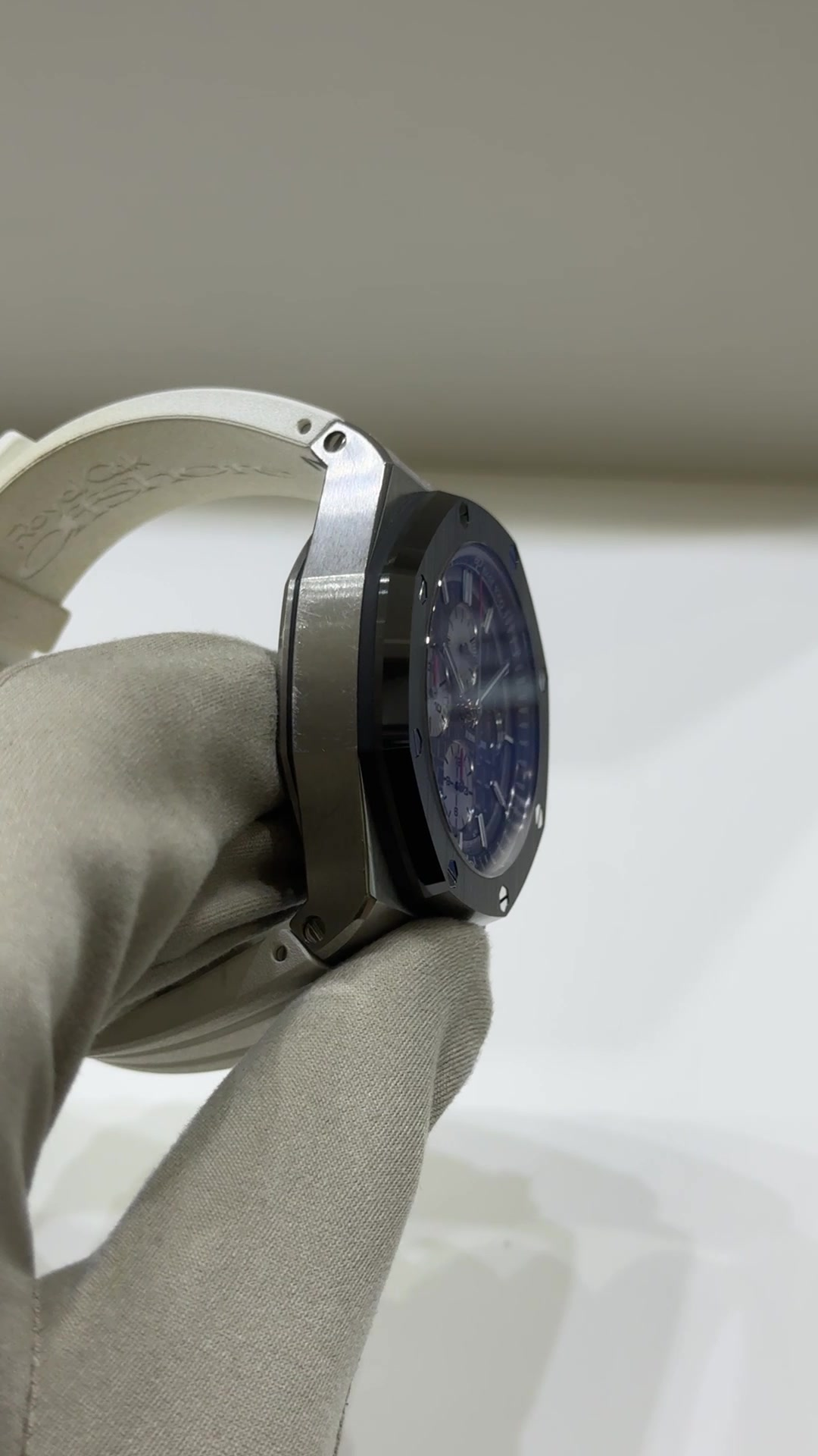Audemars Piguet Offshore stock 30458 Case side from vendor video