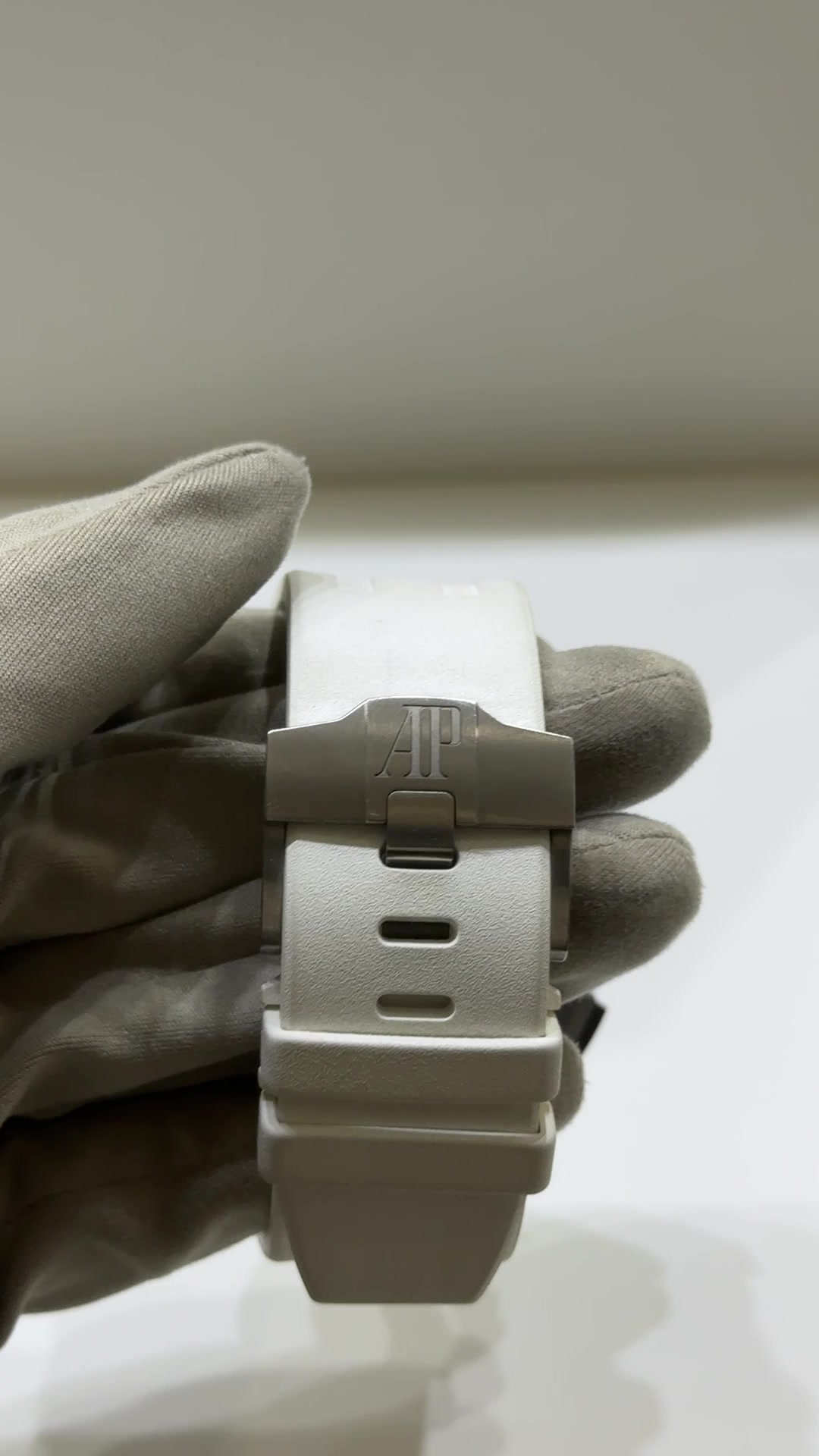 Audemars Piguet Offshore stock 30458 Buckle and strap from vendor video