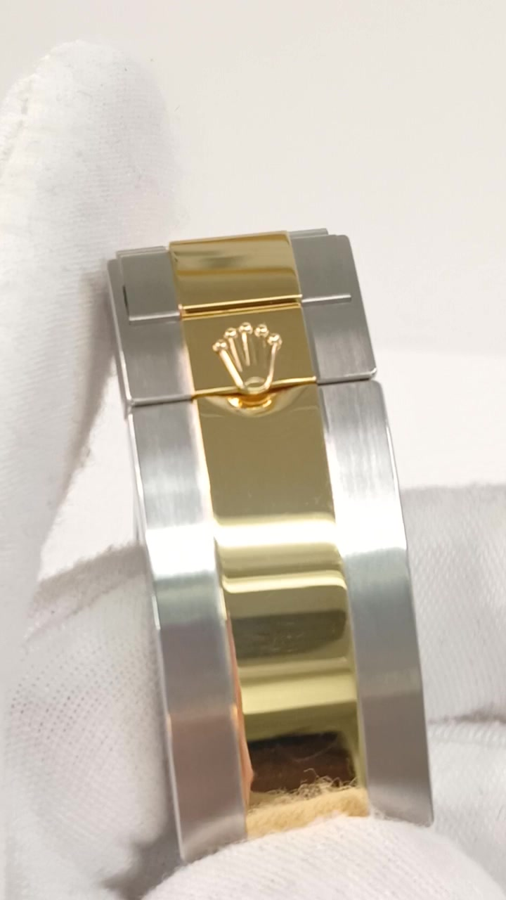 Rolex Submariner Ref 126613LN stock 32072 Clasp and bracelet from vendor video