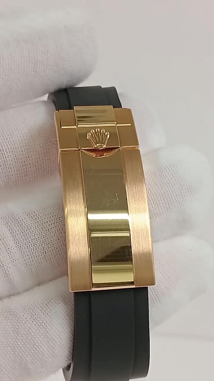 Rolex Daytona stock 32708 Clasp and strap from vendor video