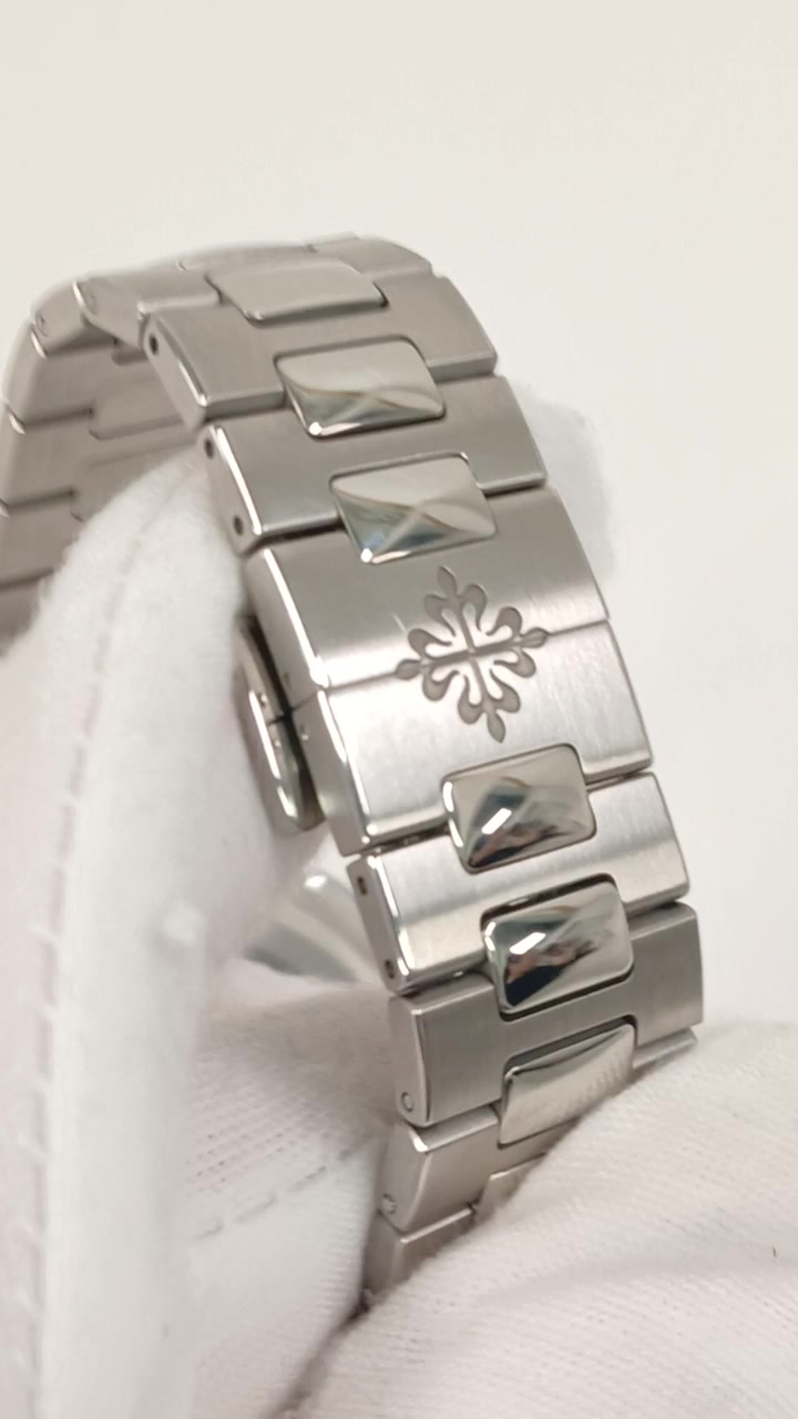 Patek Philippe Nautilus Travel Time stock 36934 — Clasp and bracelet from vendor video