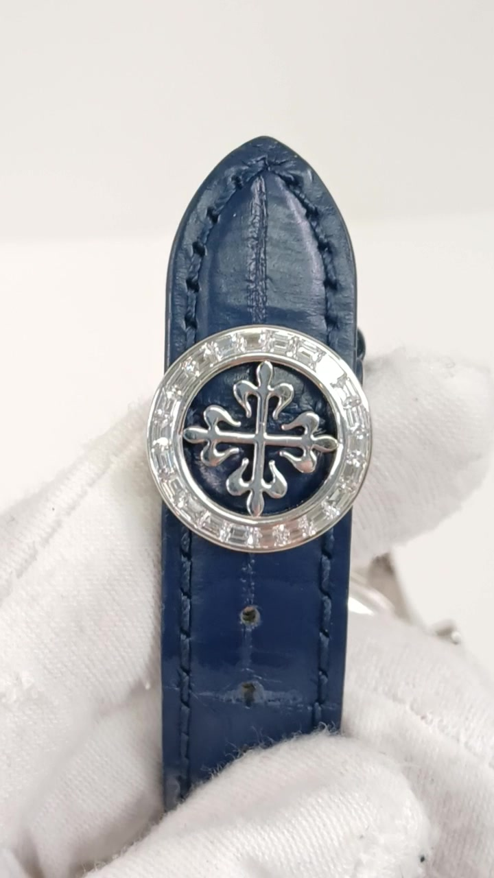 Patek Philippe platinum chronograph stock 39008 — Clasp and strap from vendor video