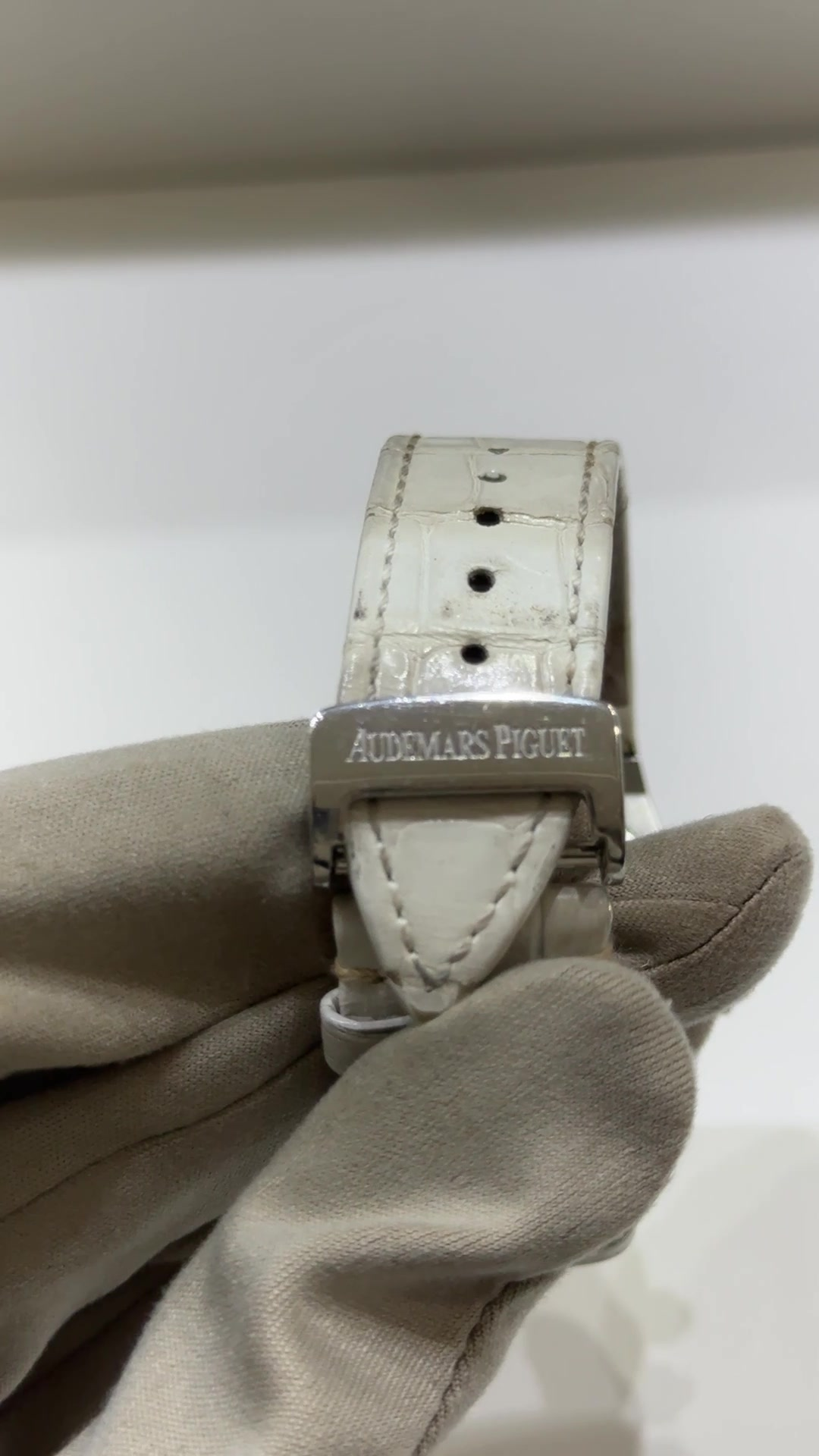 Audemars Piguet Royal Oak Alinghi stock 39325 Buckle and strap from vendor video