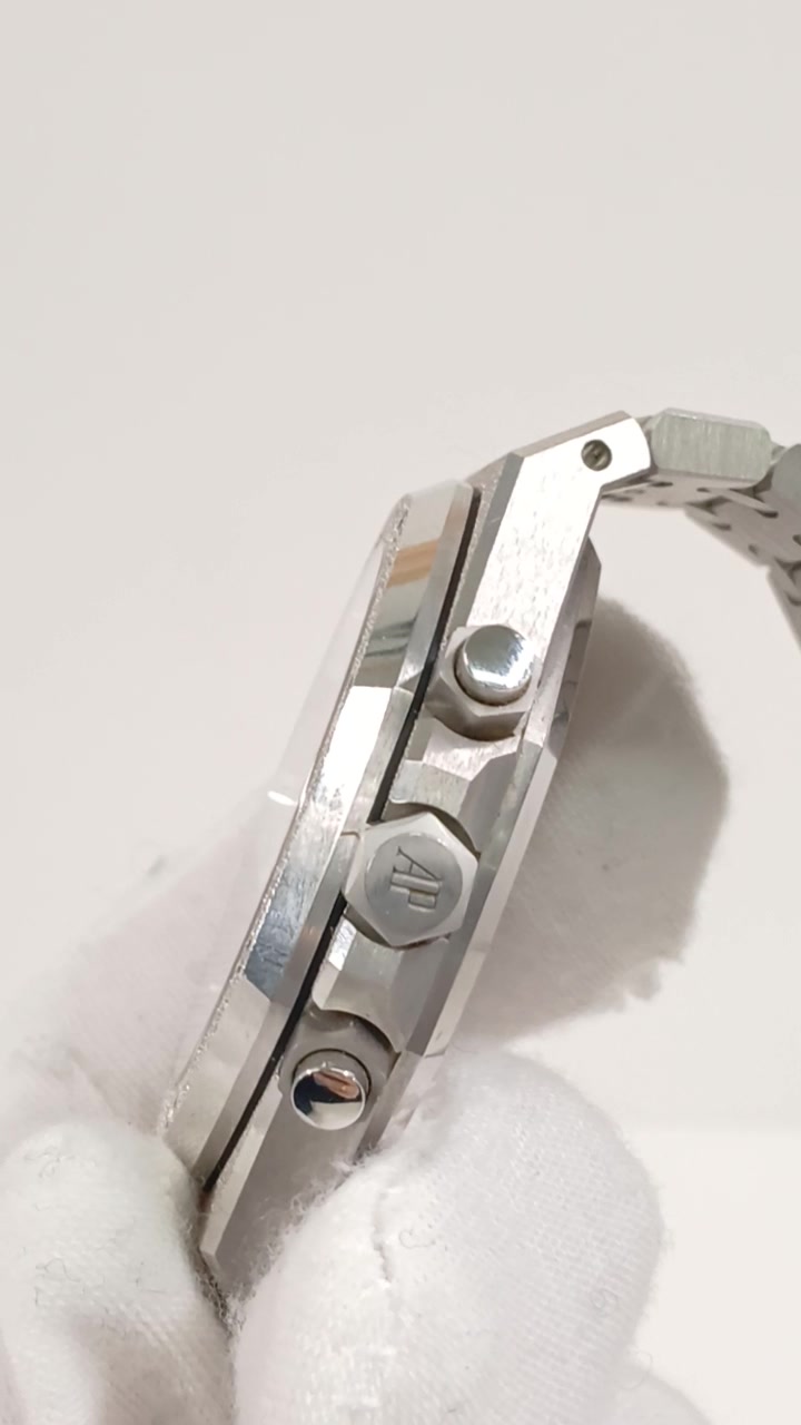 Audemars Piguet 40677 — Crown and pushers view from vendor video