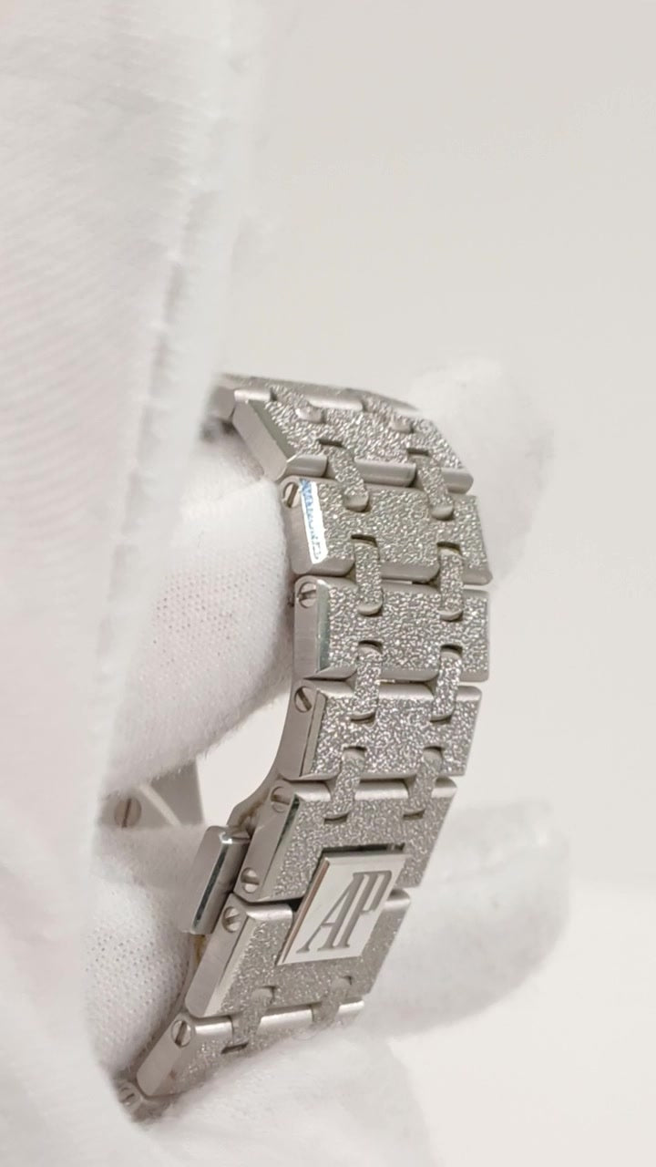 Audemars Piguet 40677 — Clasp view from vendor video