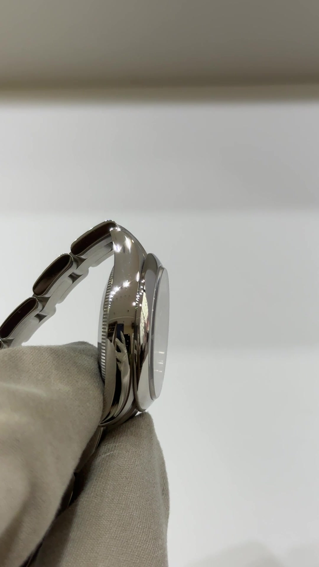 Rolex stock 45095 Case side from vendor video