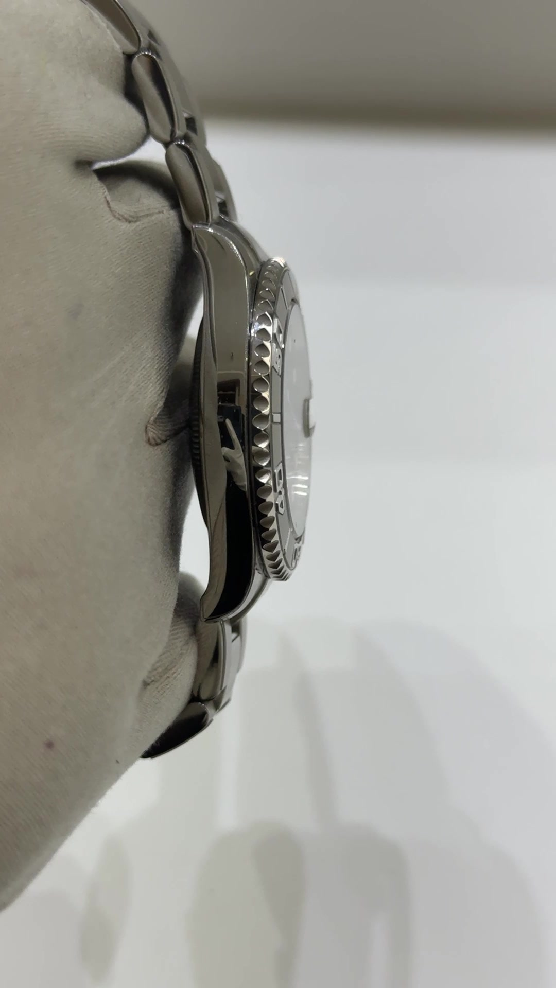 Rolex stock 48483 Case side from vendor video