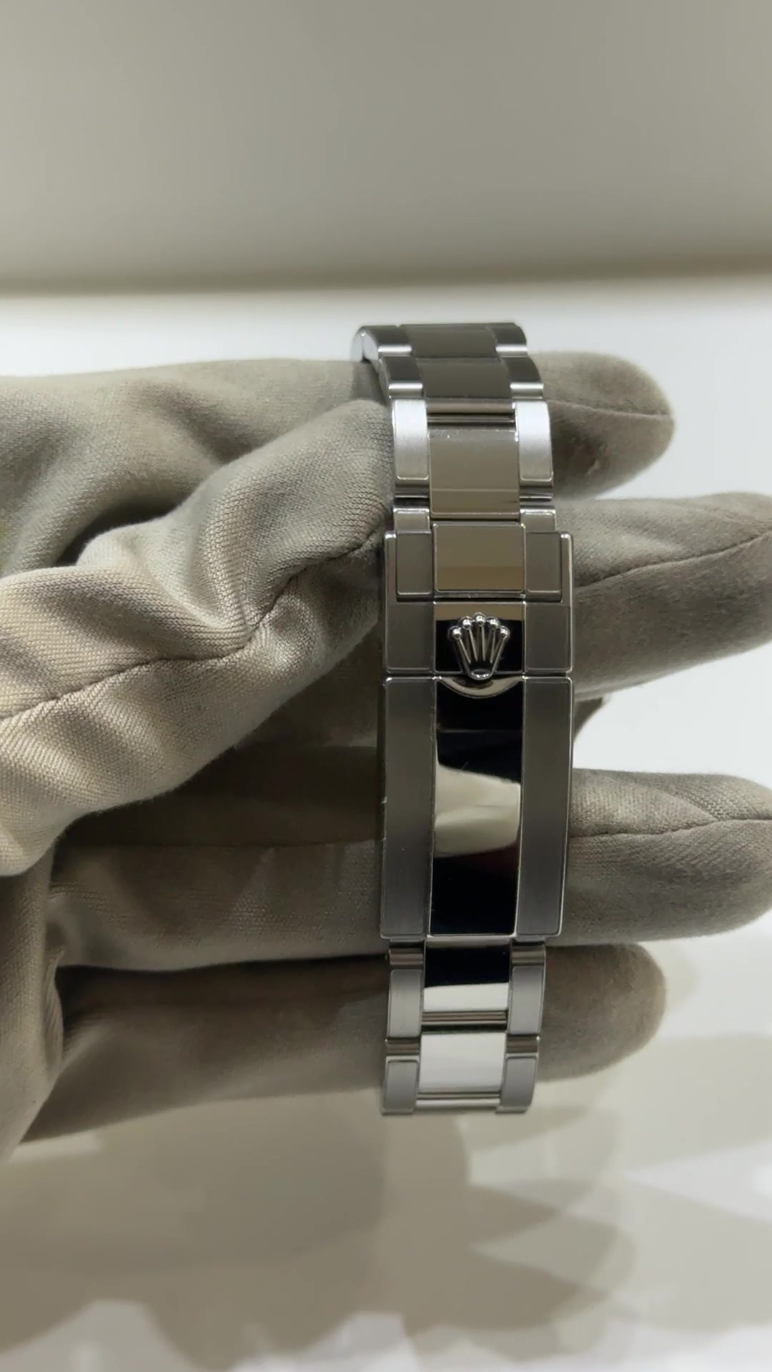 Rolex stock 48483 Clasp and bracelet from vendor video