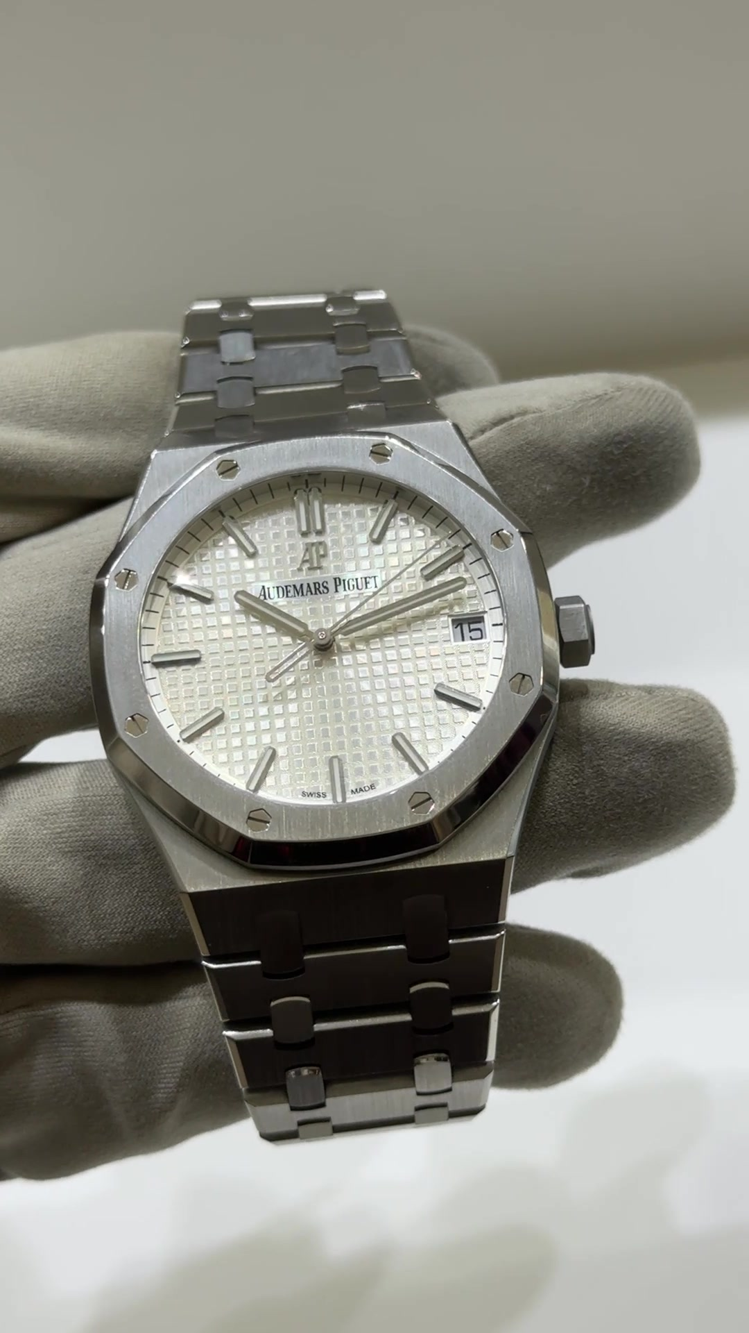 Audemars Piguet Royal Oak stock 49029 Front from vendor video