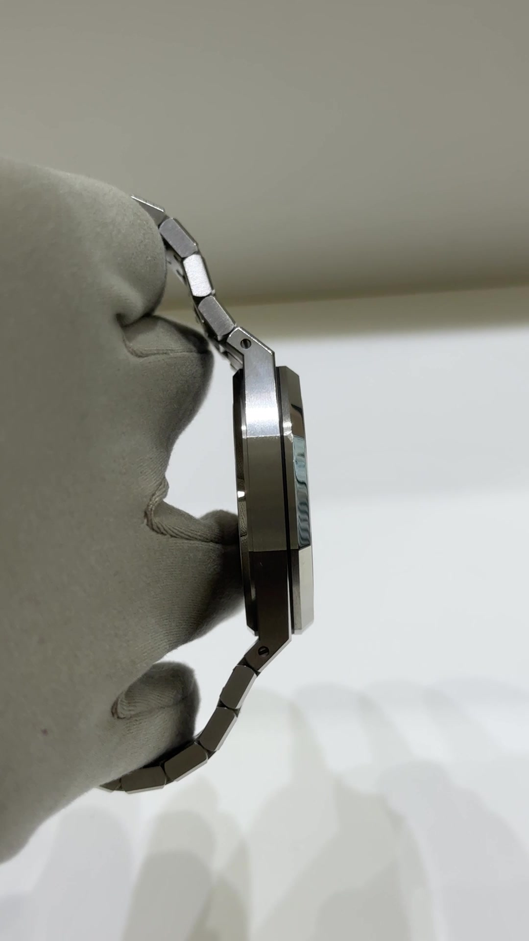 Audemars Piguet Royal Oak stock 49029 Case side from vendor video
