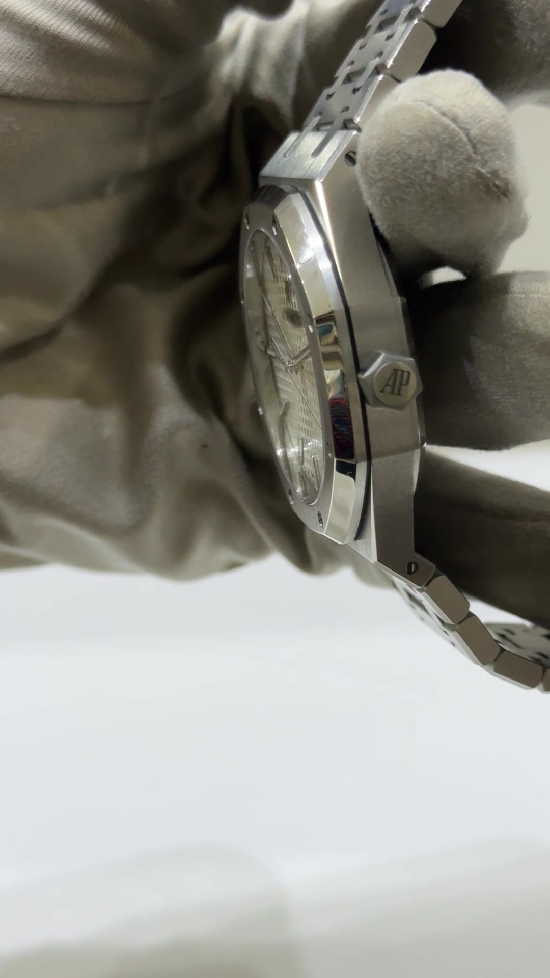 Audemars Piguet Royal Oak stock 49029 Crown from vendor video
