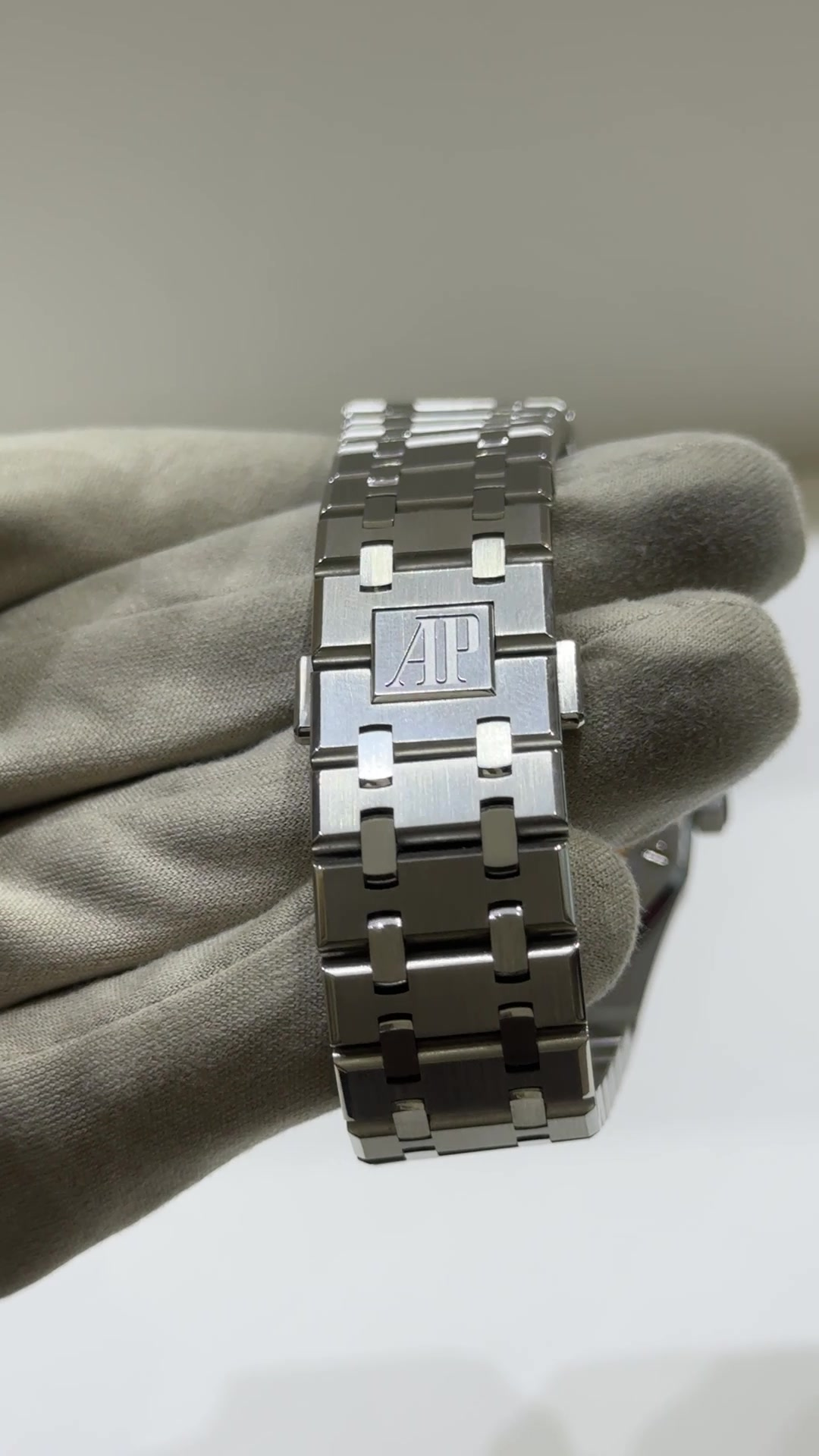 Audemars Piguet Royal Oak stock 49029 Clasp and bracelet from vendor video
