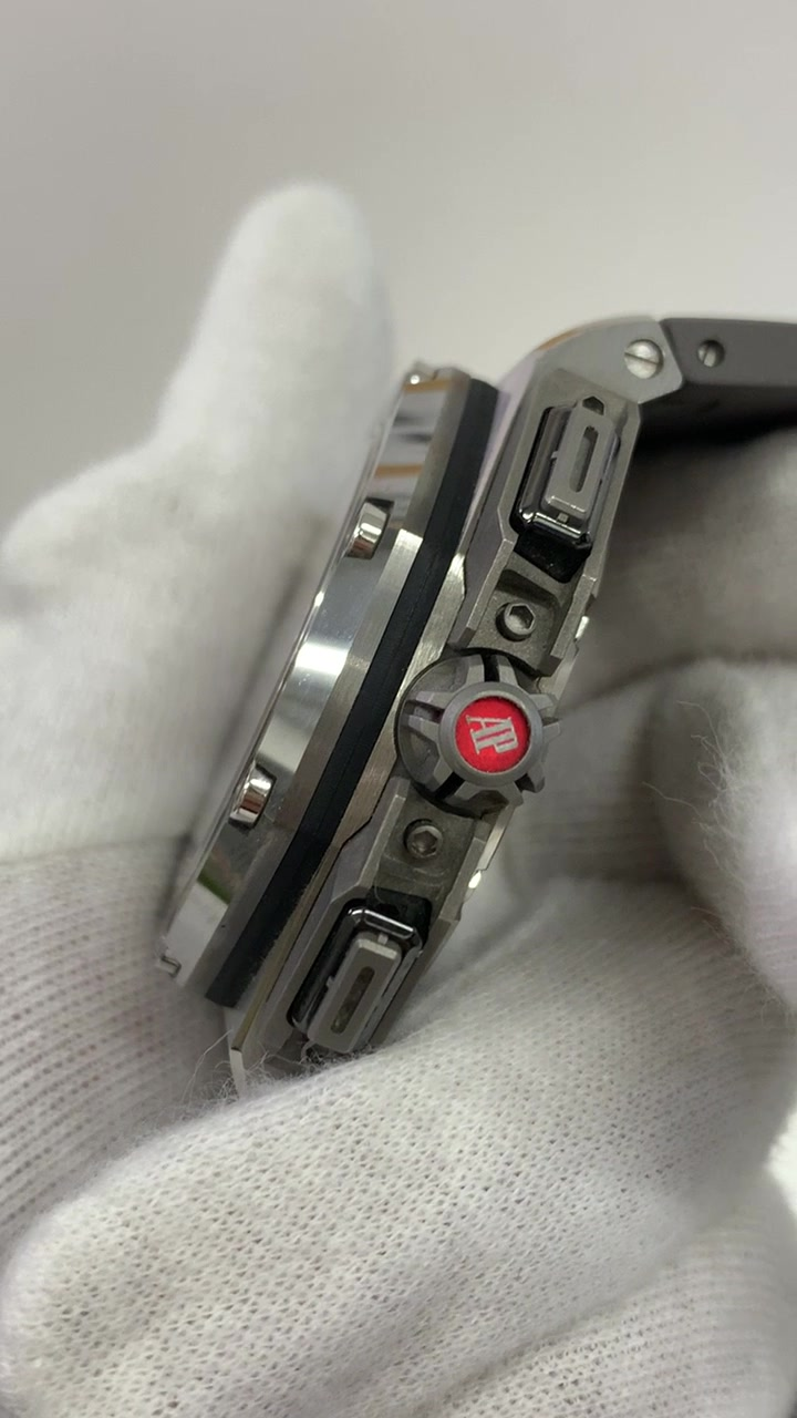 Audemars Piguet 55773 — Crown and pushers view from vendor video