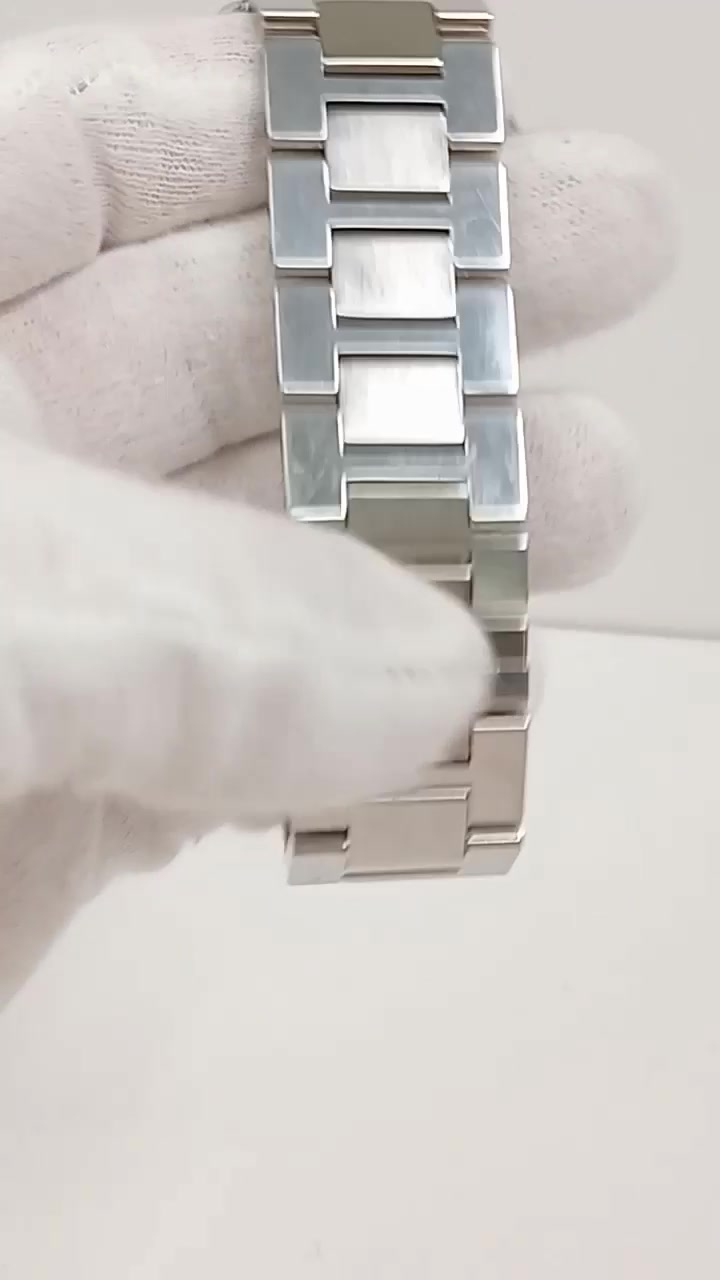 Cartier Ronde Solo stock 56442 — Bracelet from vendor video