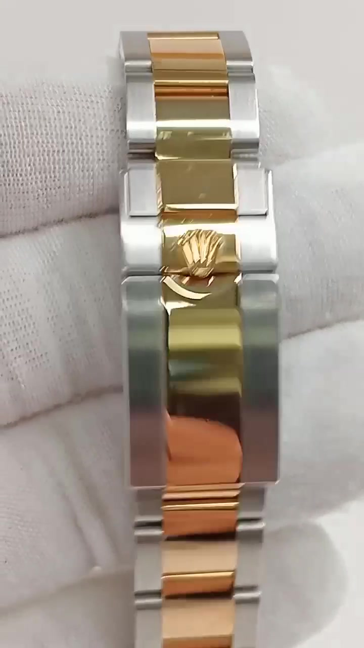 Rolex Daytona stock 60622 — Clasp and bracelet from vendor video