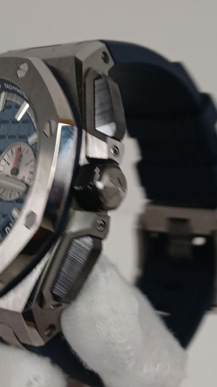 Audemars Piguet 61637 — Crown and pushers view from vendor video