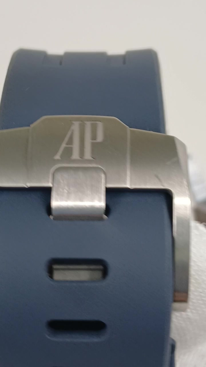 Audemars Piguet 61637 — Buckle view from vendor video