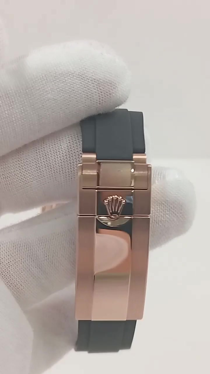 Rolex Daytona stock 65662 Clasp and strap from vendor video