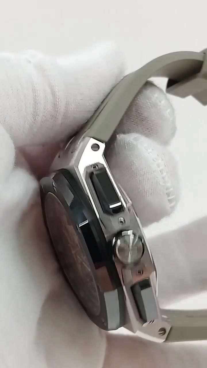 Audemars Piguet 68363 — Crown and pushers view from vendor video
