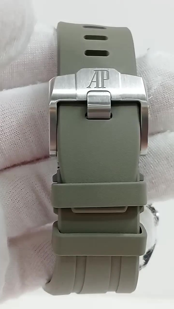 Audemars Piguet 68363 — Buckle view from vendor video
