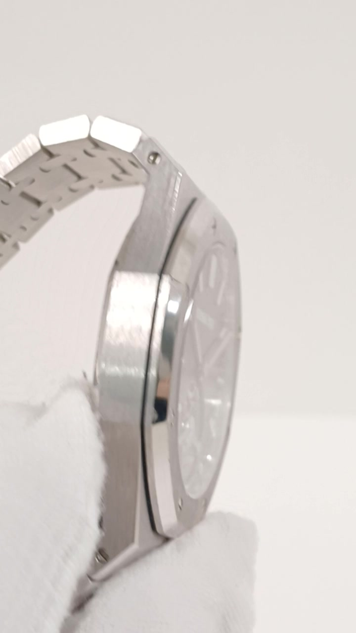 Audemars Piguet 68790 — Side profile view from vendor video