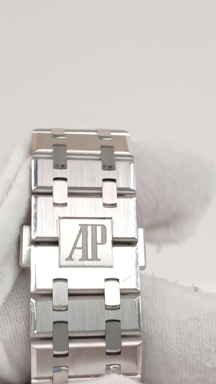 Audemars Piguet 68790 — Clasp view from vendor video