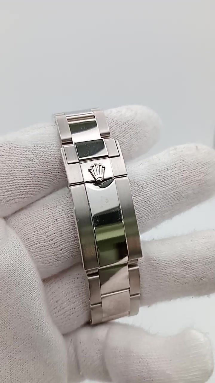 Rolex Daytona stock 70054 — Clasp and bracelet from vendor video