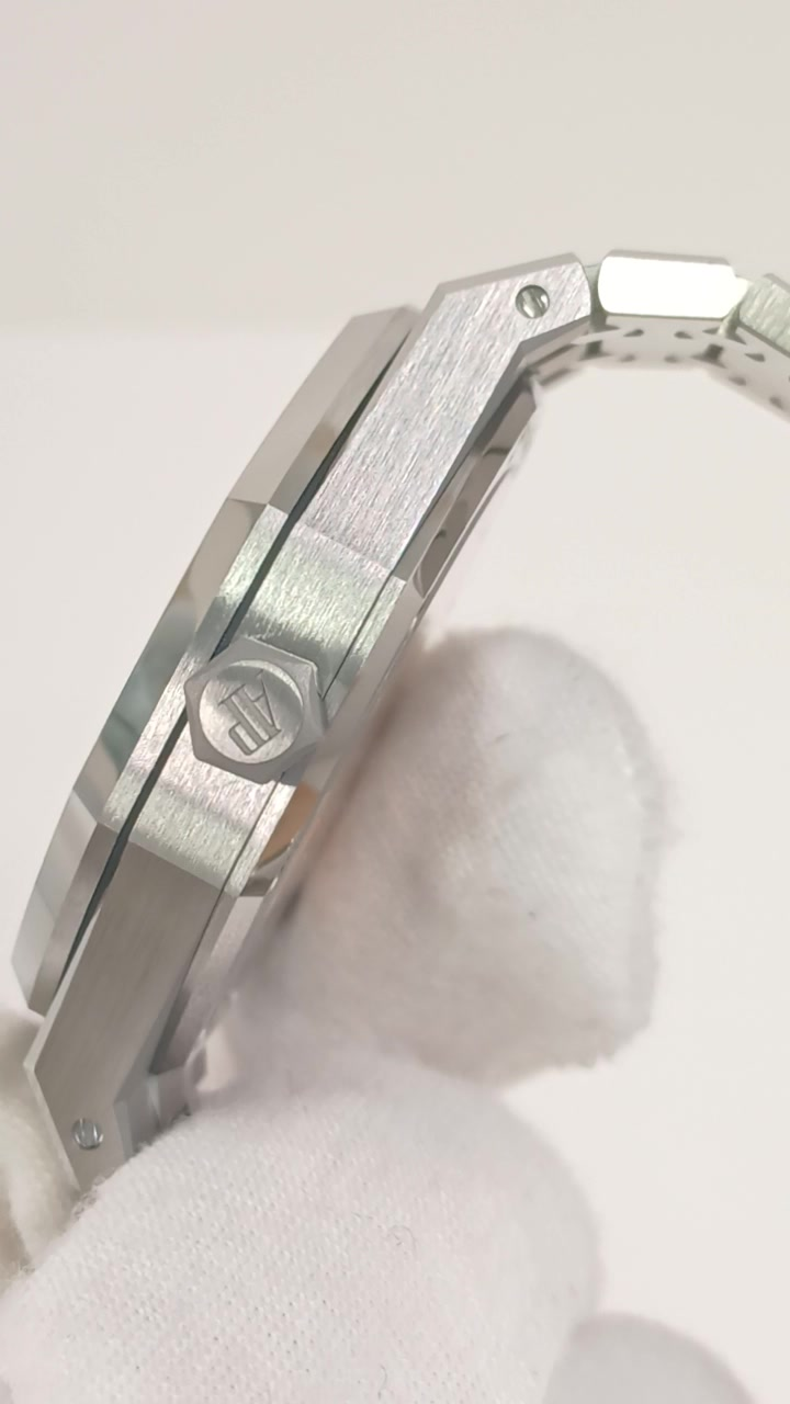 Audemars Piguet 15510ST.OO.1320ST.07 — Crown side view from vendor video