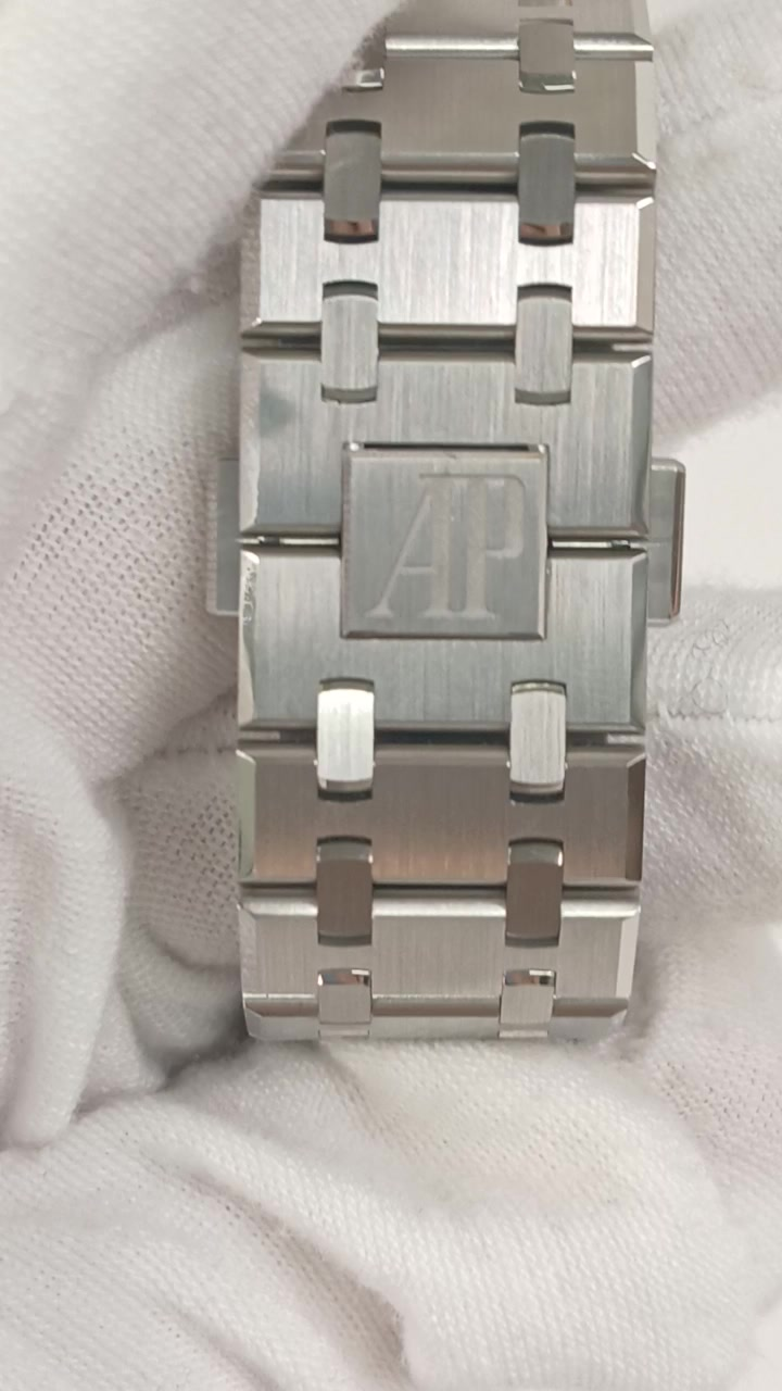 Audemars Piguet 15510ST.OO.1320ST.07 — Clasp view from vendor video