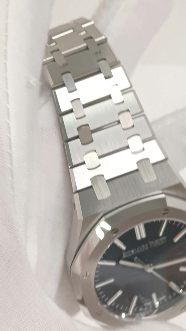 Audemars Piguet 15510ST.OO.1320ST.07 — Bracelet view from vendor video