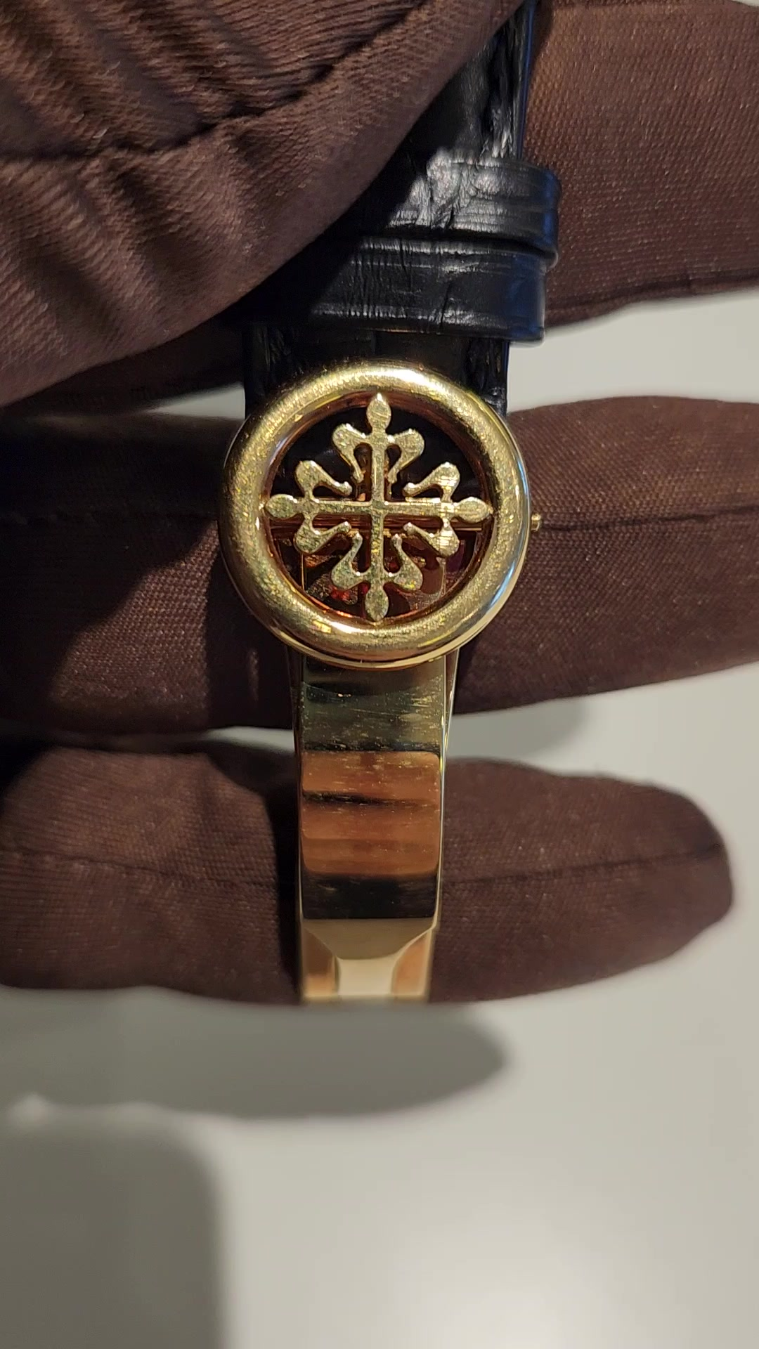 Patek Philippe Chronograph stock 73556 — Clasp and strap from vendor video