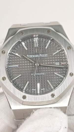Audemars Piguet 15400ST.OO.1220ST.04 stock 83749 Front from vendor video