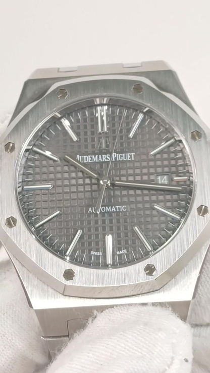 Audemars Piguet 15400ST.OO.1220ST.04 stock 83749 Front from vendor video