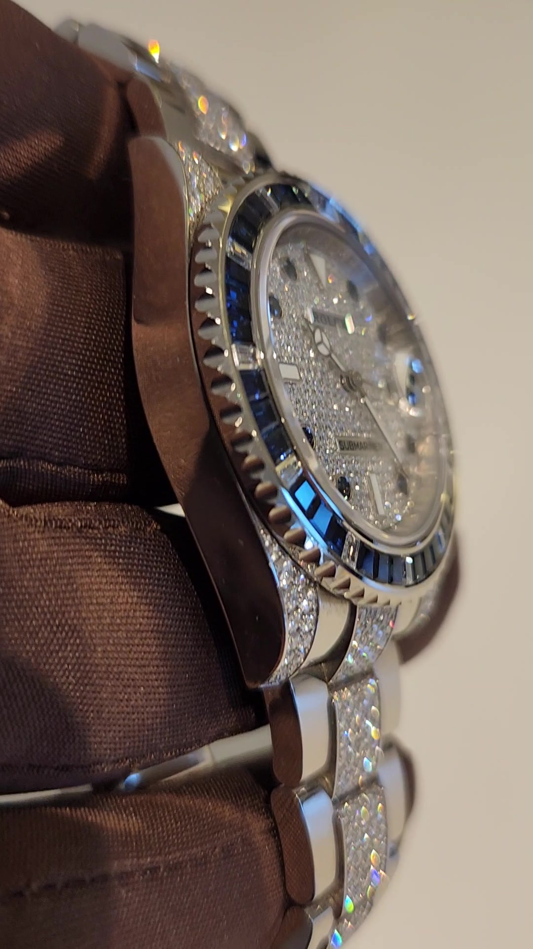 Rolex Submariner stock 88183 — Case side from vendor video