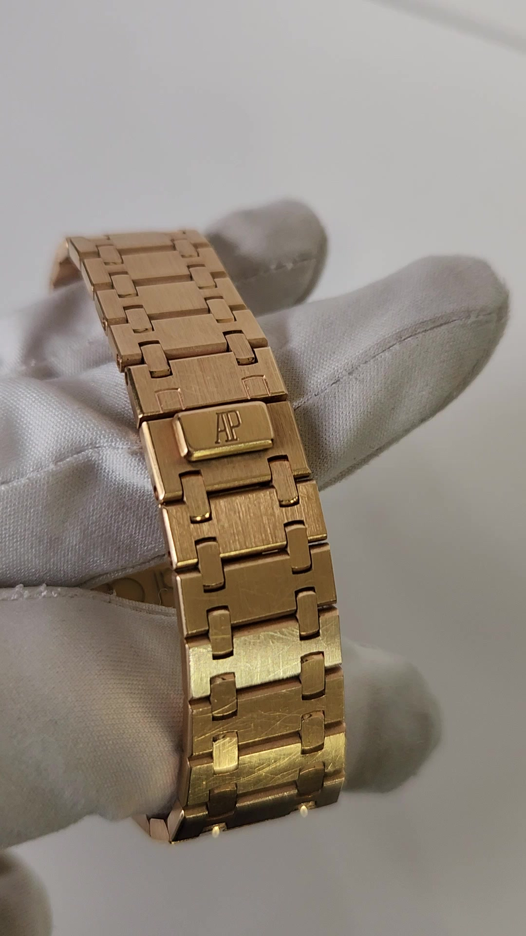 Audemars Piguet Royal Oak chronograph stock 94196 Clasp and bracelet from vendor video
