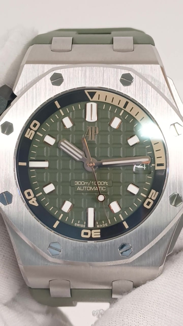 Audemars Piguet 15720ST.OO.A052CA.01 stock 95387 Front from vendor video
