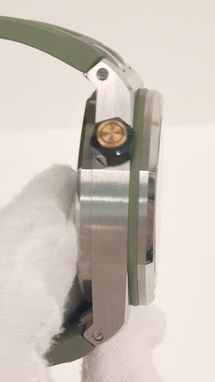 Audemars Piguet 15720ST.OO.A052CA.01 stock 95387 Case side from vendor video