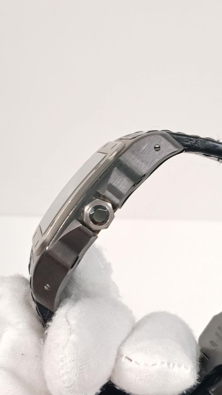 Cartier Santos stock 95524 — Crown from vendor video