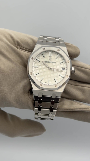 Audemars Piguet Royal Oak stock 95818 Front from vendor video