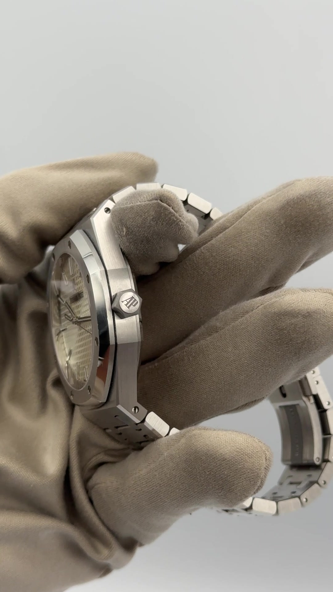 Audemars Piguet Royal Oak stock 95818 Crown from vendor video