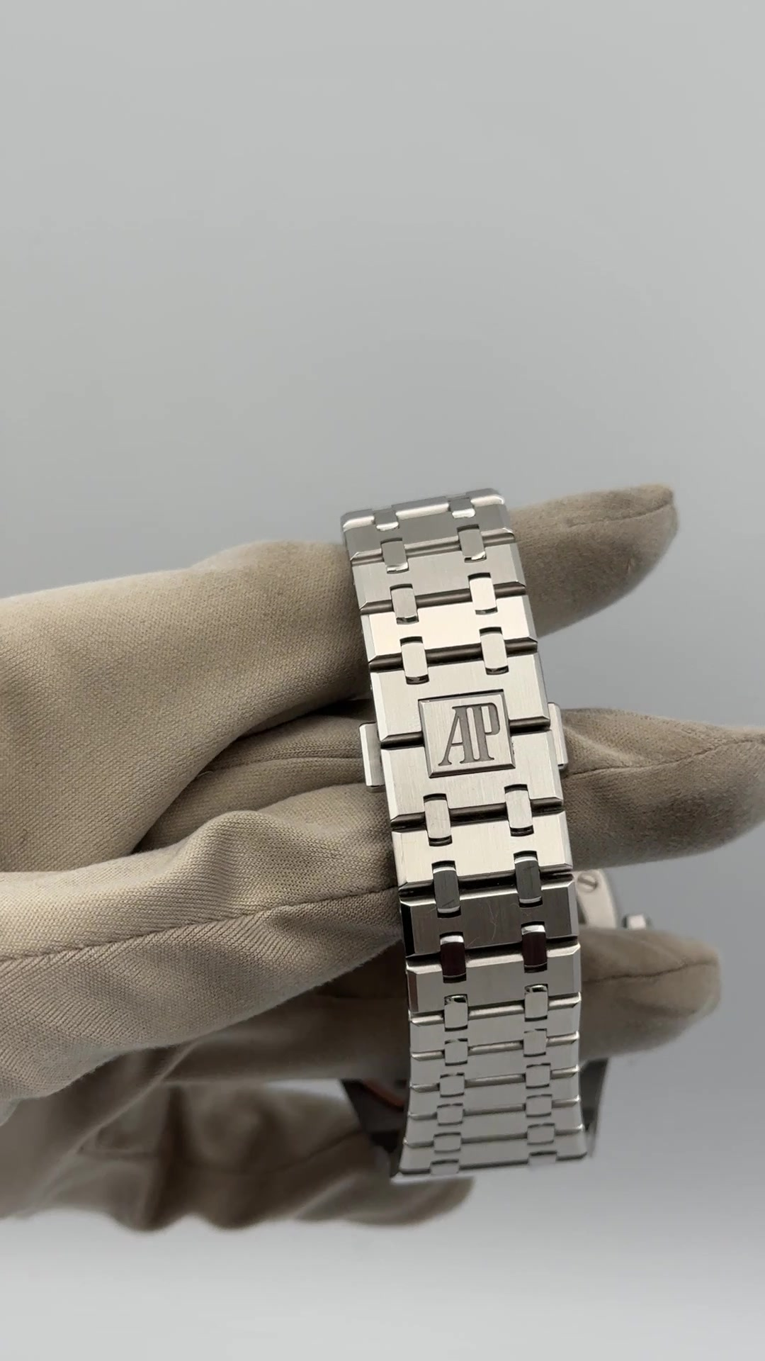 Audemars Piguet Royal Oak stock 95818 Clasp and bracelet from vendor video