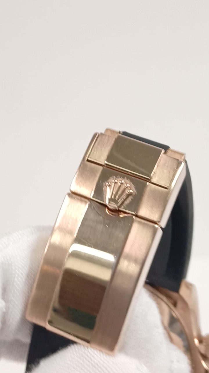 Rolex Daytona stock 98604 — Clasp and bracelet from vendor video